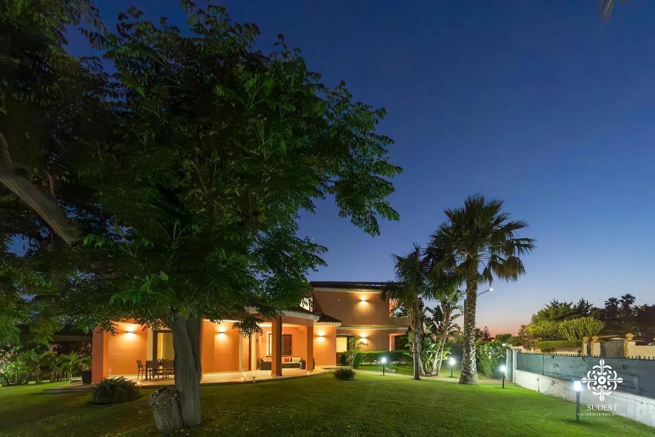 Villa Seaside - Beach Retreat With Jacuzzi Siraküza
