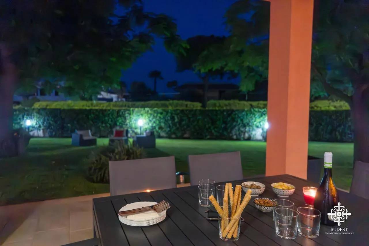 Villa Seaside - Beach Retreat With Jacuzzi 시라쿠사
