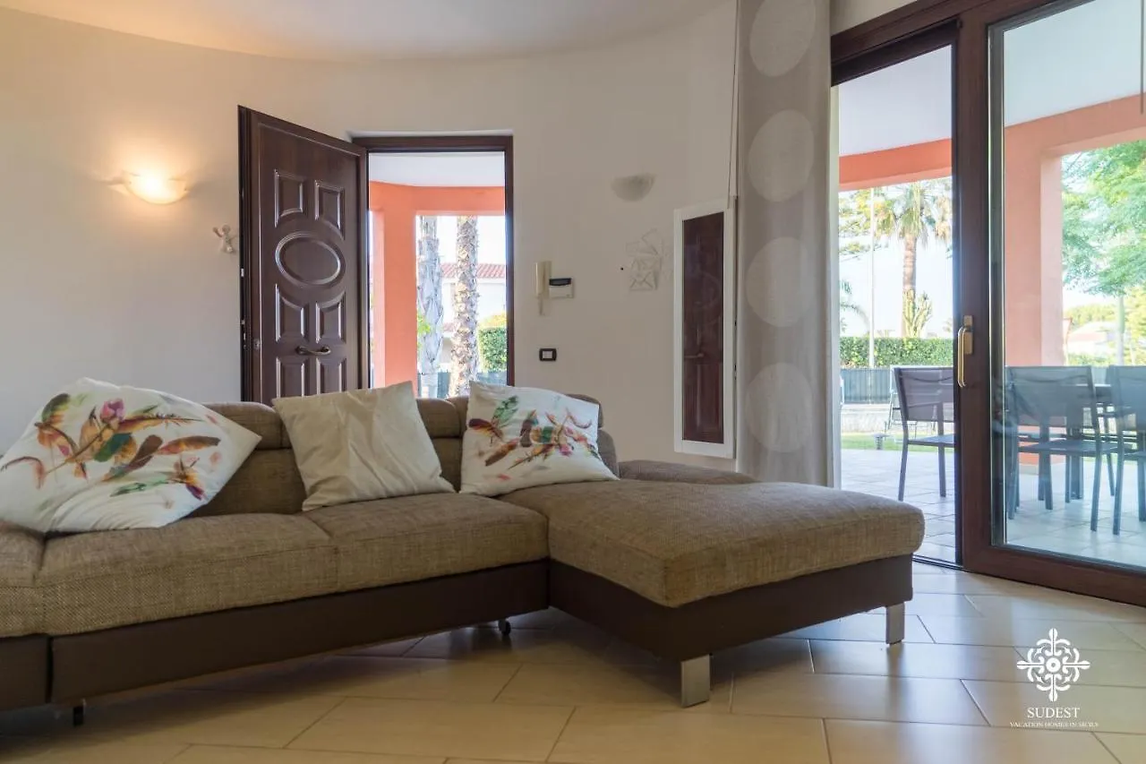 Villa Seaside - Beach Retreat With Jacuzzi Siraküza