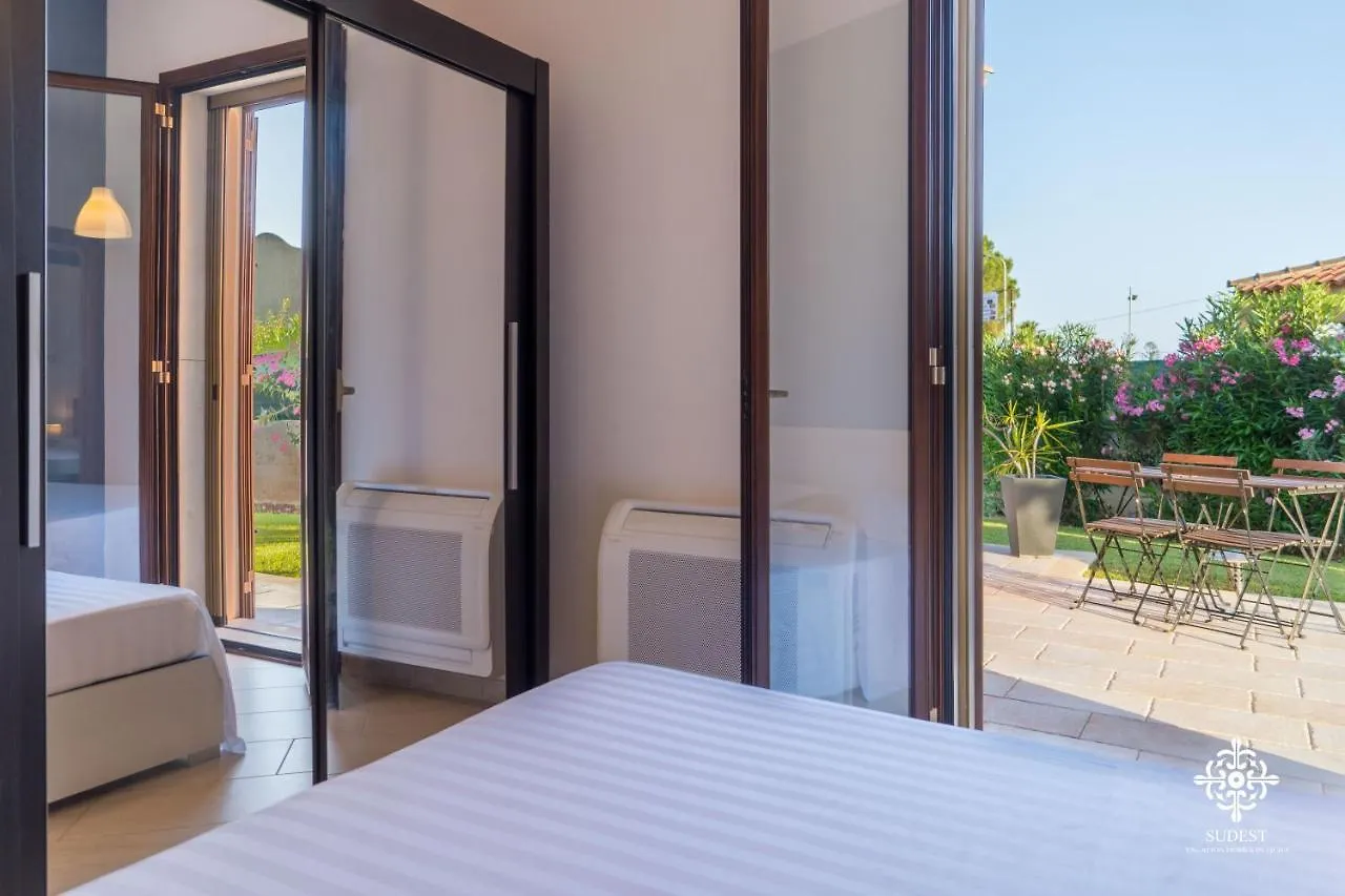 Villa Seaside - Beach Retreat With Jacuzzi Siraküza