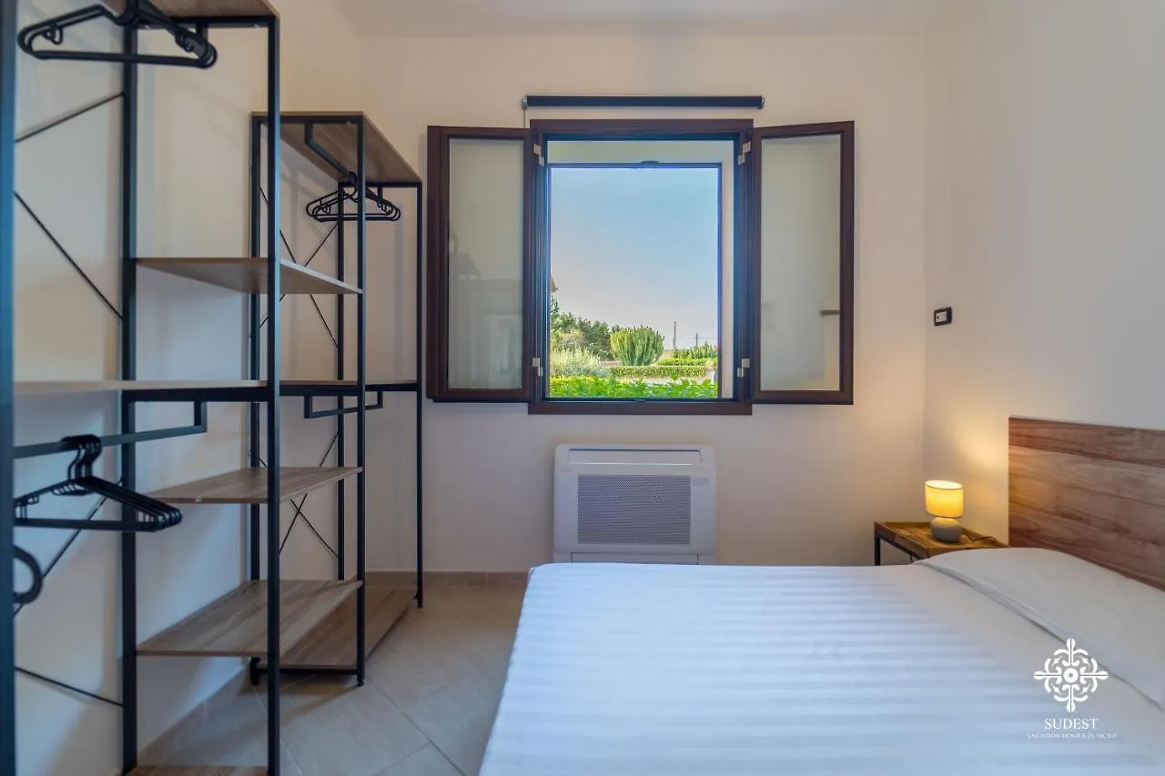 Villa Seaside - Beach Retreat With Jacuzzi 시라쿠사 0*,  이탈리아