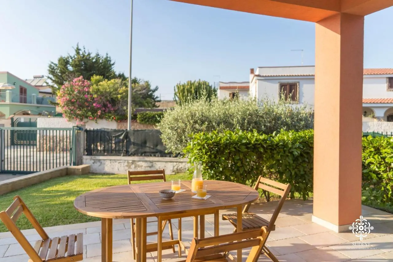Villa Seaside - Beach Retreat With Jacuzzi Siraküza