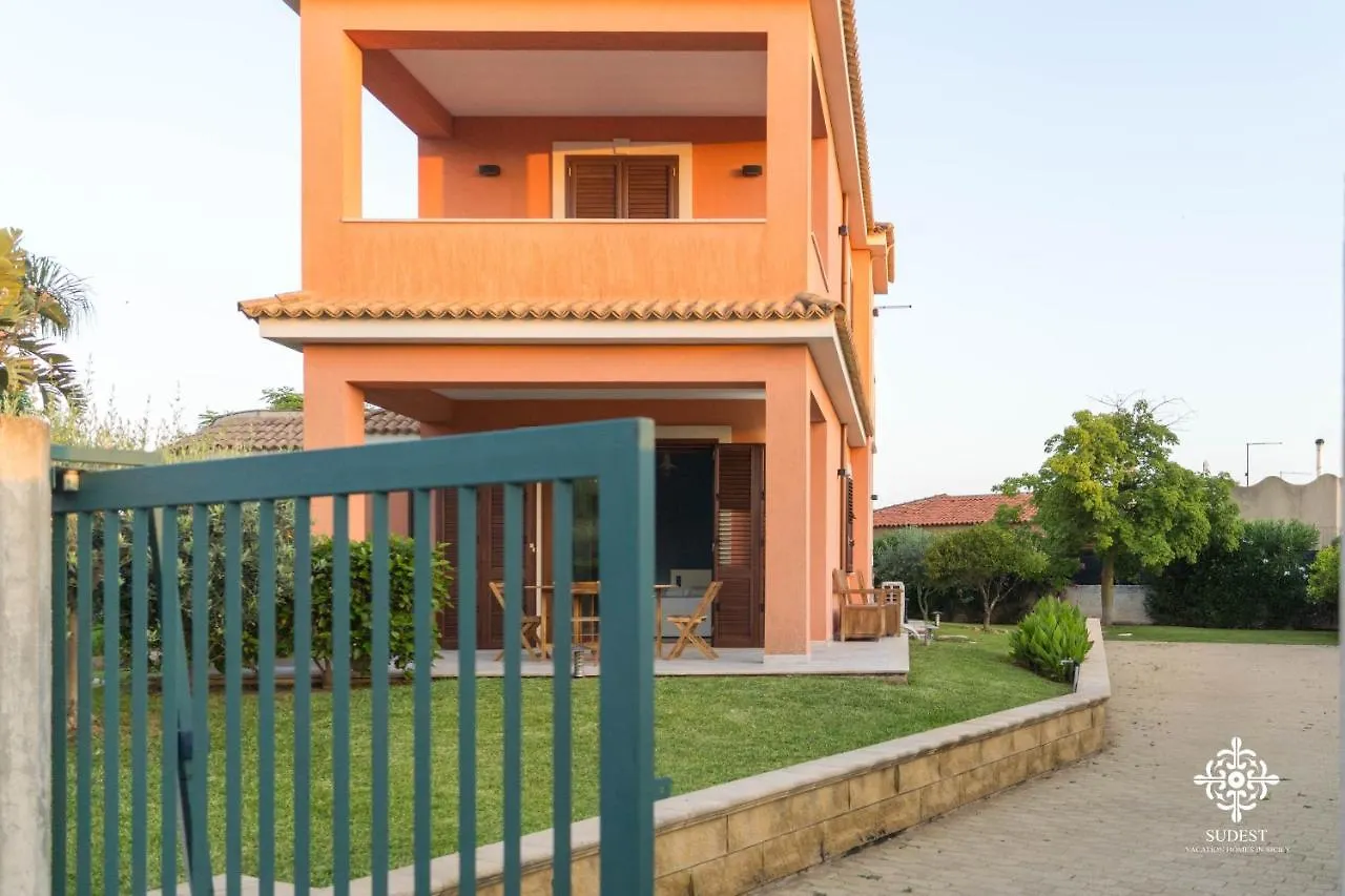 Villa Seaside - Beach Retreat With Jacuzzi 시라쿠사