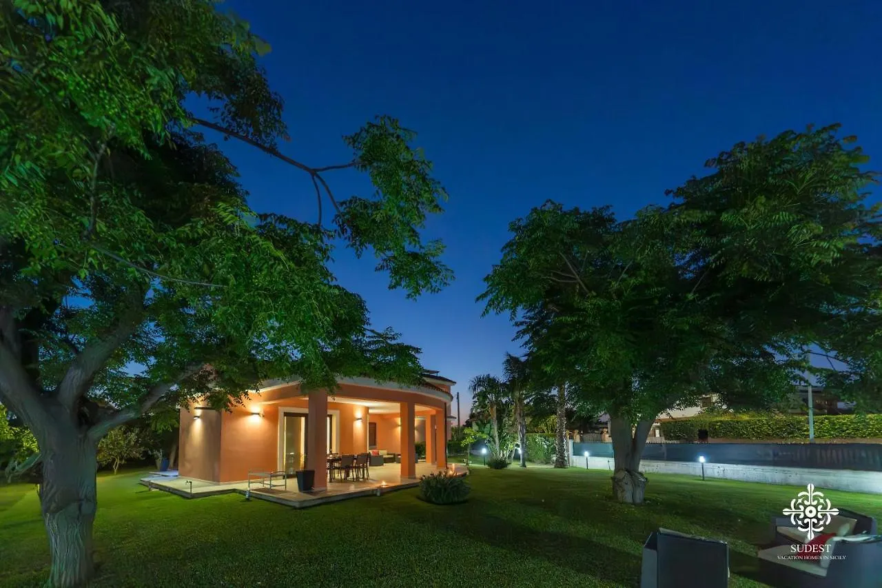 Villa Seaside - Beach Retreat With Jacuzzi 시라쿠사
